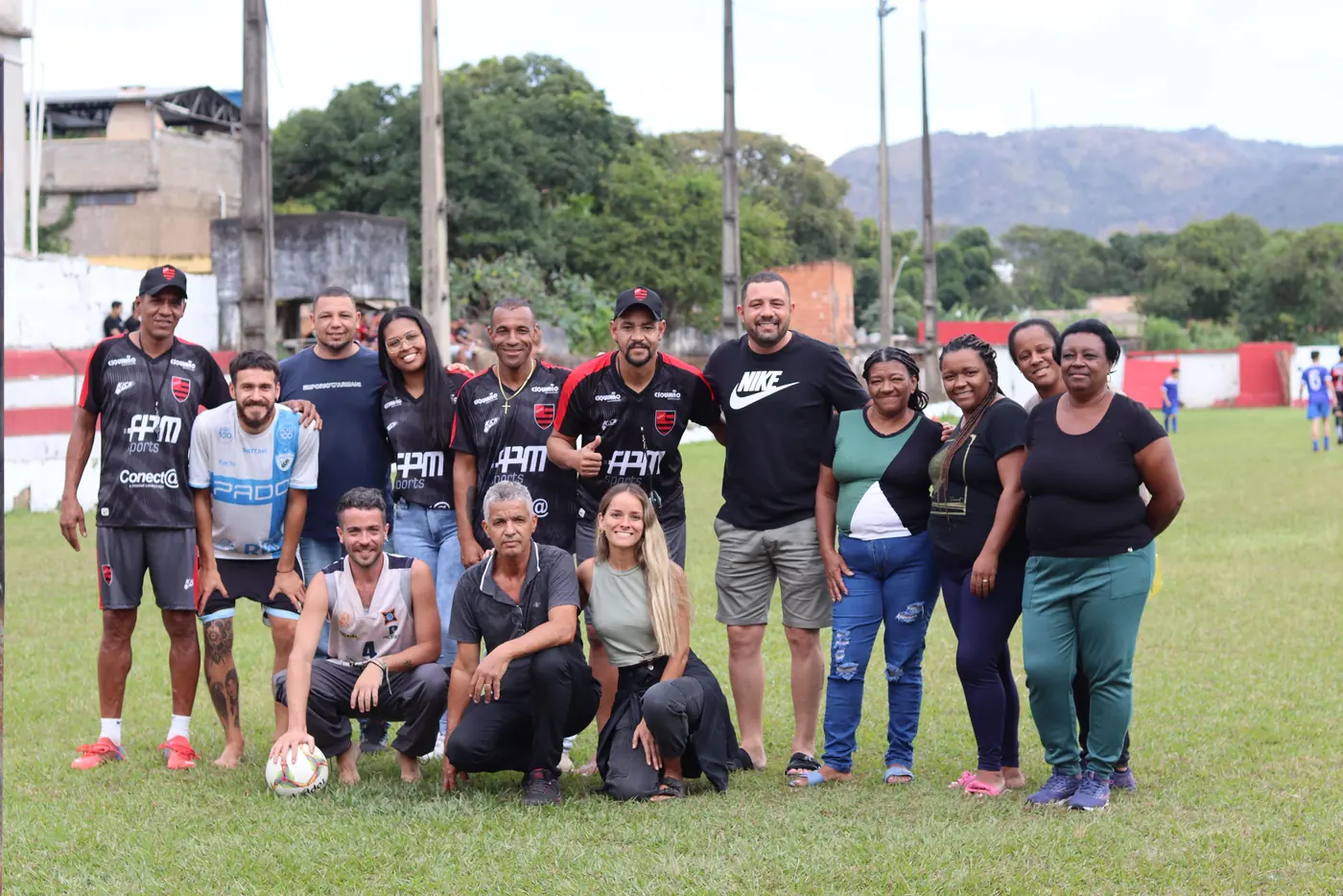 Grupo de personas posando en la cancha de la Associação Atlética São Caetano